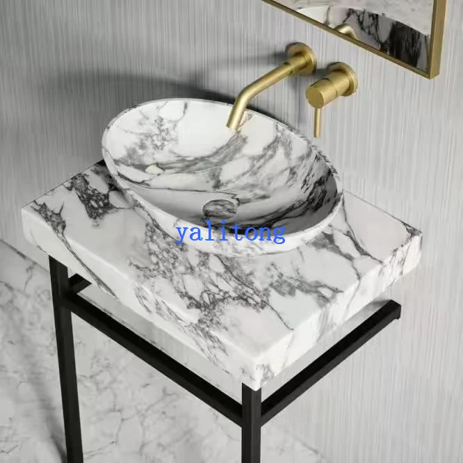 Baño con tocador y encimera de mármol Arabescato