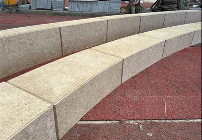 Escalera exterior de piedra caliza beige en forma de arco